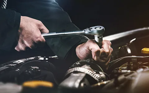Mechaniker bei der Arbeit