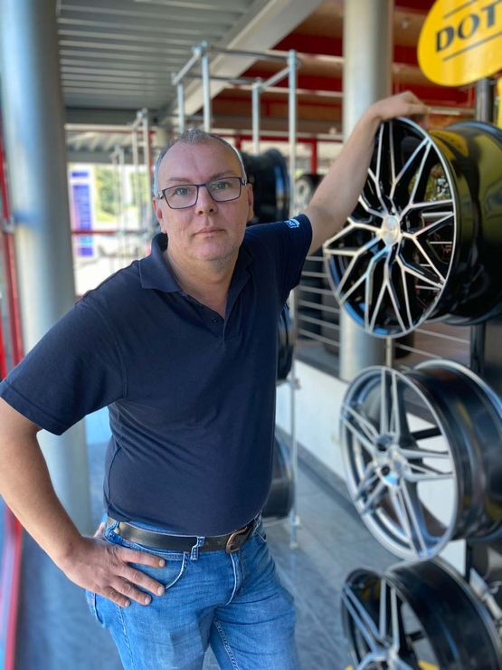 Verkäufer mit Autofelgen